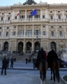 Roma, molotov davanti filiale Unicredit nella Cassazione: spenta