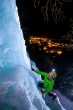 Daniel Milchev fotografa l'emozione di una cascata di ghiaccio